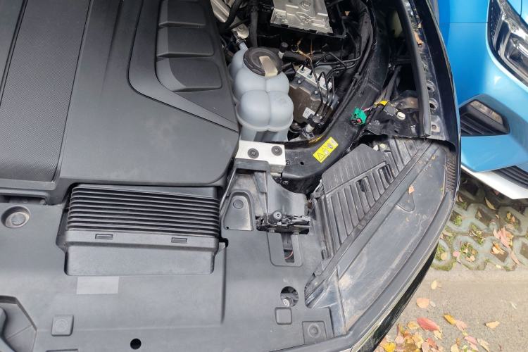 Used Volkswagen Touareg New Energy 2021 eHybrid Engine Bay Left