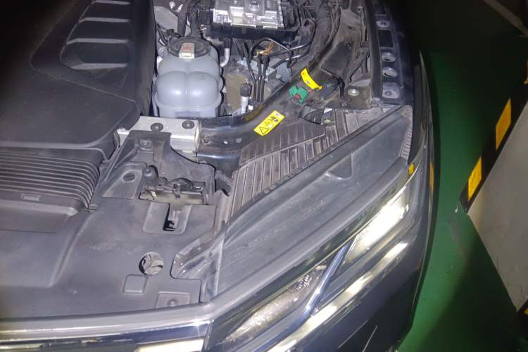 Used Volkswagen Touareg New Energy 2021 eHybrid Engine Bay Left