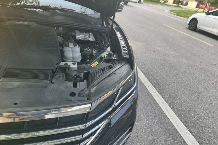 Used Volkswagen Touareg New Energy 2021 eHybrid Engine Bay Left