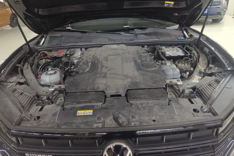 Used Volkswagen Touareg New Energy 2021 eHybrid Engine Bay