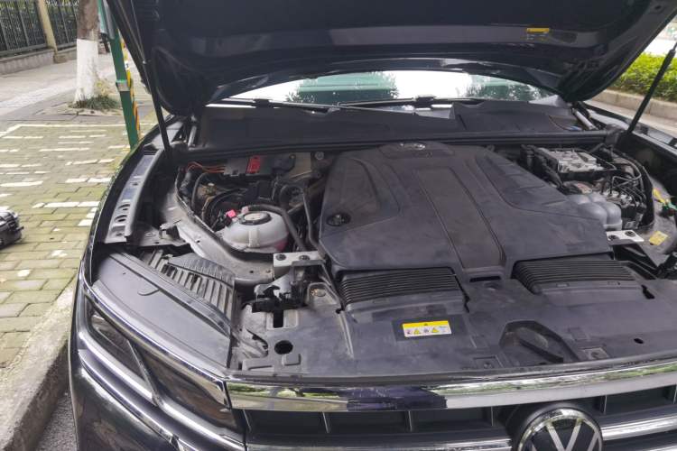Used Volkswagen Touareg New Energy 2021 eHybrid Engine Bay Right