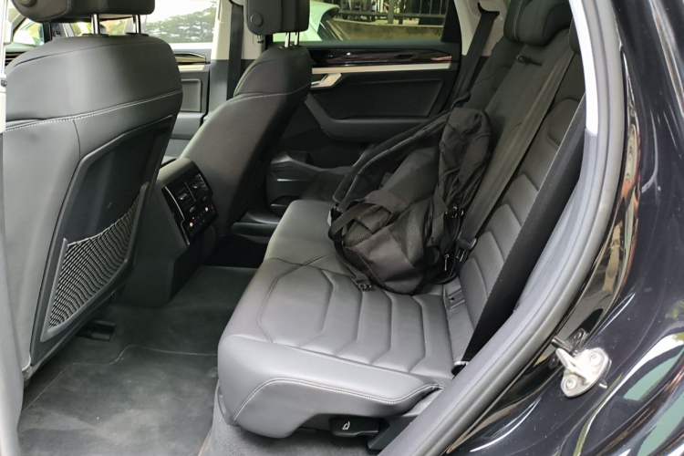 Used Volkswagen Touareg New Energy 2021 eHybrid Left Rear Seat