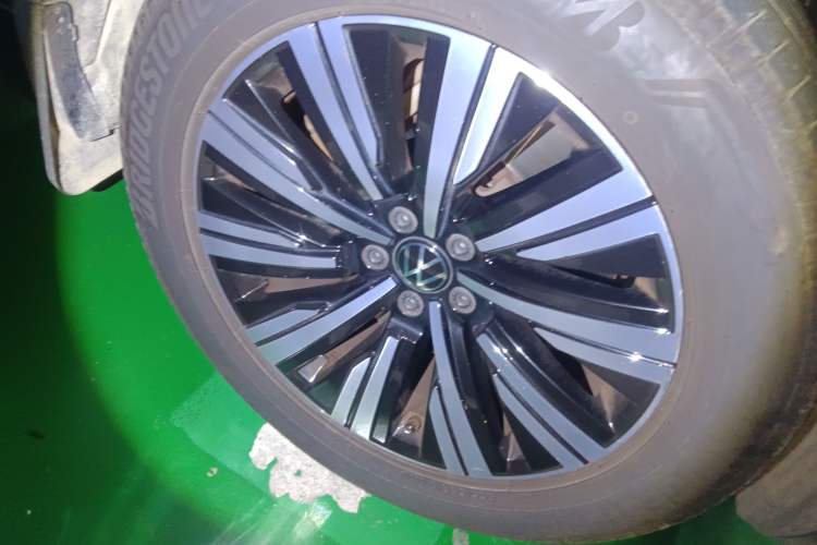 Used Volkswagen Touareg New Energy 2021 eHybrid Right Front Wheel Hub
