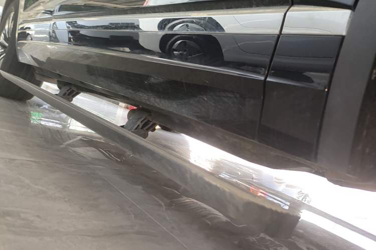 Used Volkswagen Touareg New Energy 2021 eHybrid Right Side Sill