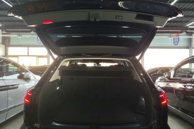 Used Volkswagen Touareg New Energy 2021 eHybrid Trunk