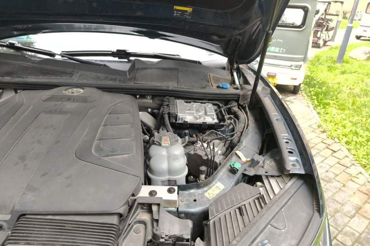 Used Volkswagen Touareg New Energy 2021 eHybrid Engine Bay Left