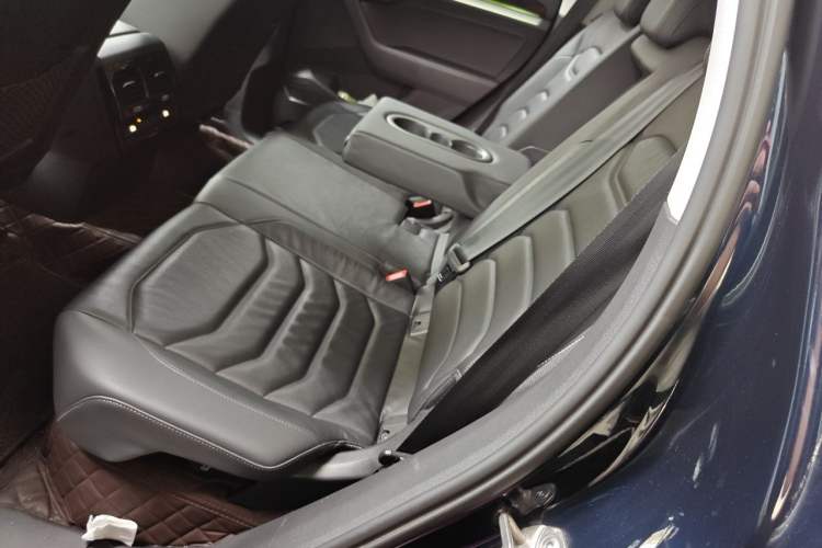 Used Volkswagen Touareg New Energy 2021 eHybrid Left Rear Seat