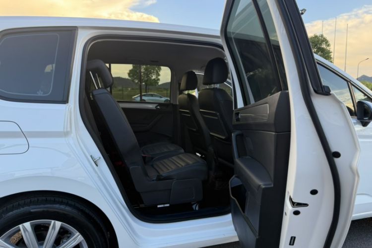 Used Volkswagen Touran 2021 Volkswagen Touran L 280TSI DSG Style Edition 7 Seats Interior 3