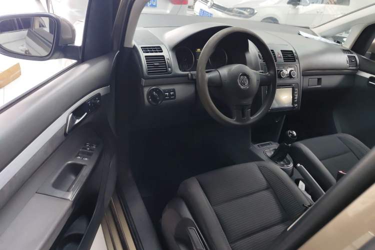 Used Volkswagen Touran 2015 1.4T Manual Fashion Edition 5-Seater Interior 2