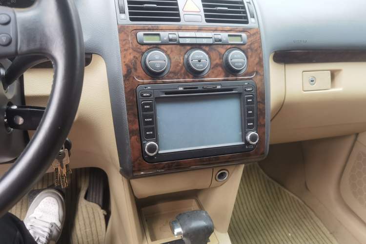 Used Volkswagen Touran 2008 1.8T ZhiZun Edition Automatic 5-Seater Audio And AC Panel