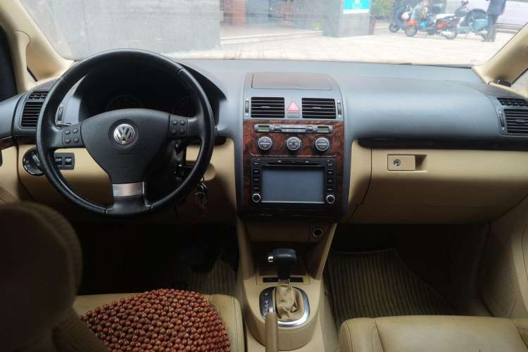 Used Volkswagen Touran 2008 1.8T ZhiZun Edition Automatic 5-Seater Center Console