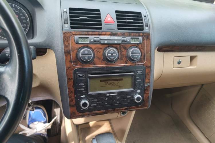 Used Volkswagen Touran 2008 1.8T ZhiZun Edition Automatic 5-Seater Audio And AC Panel