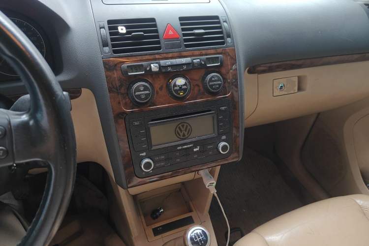 Used Volkswagen Touran 2008 1.8T ZhiZun Edition Manual 5-Seater Audio And AC Panel
