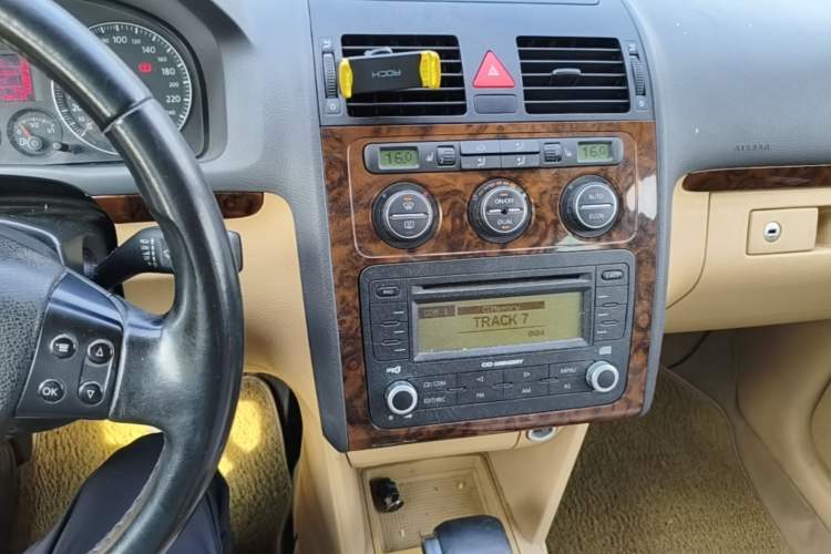 Used Volkswagen Touran 2008 1.8T ZhiZun Edition Automatic 5-Seater Audio And AC Panel