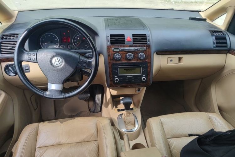 Used Volkswagen Touran 2008 1.8T ZhiZun Edition Automatic 5-Seater Center Console