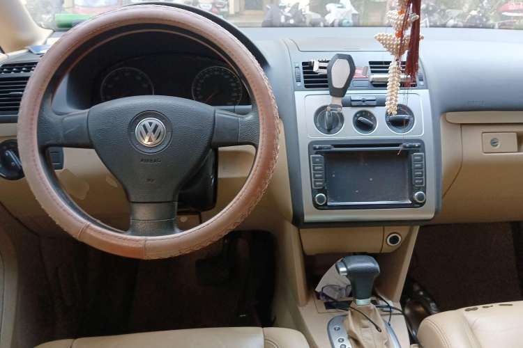 Used Volkswagen Touran 2008 2.0L Zhiya Edition Automatic 5 Seats Center Console