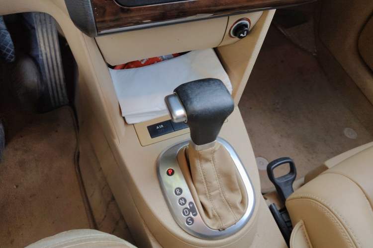 Used Volkswagen Touran 2008 1.8T ZhiZun Edition Automatic 5-Seater Gear Lever