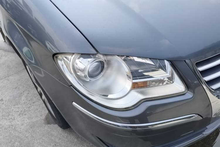 Used Volkswagen Touran 2008 1.8T ZhiZun Edition Automatic 5-Seater Right Front Headlight