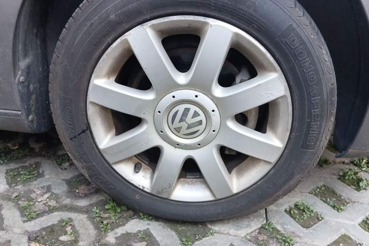 Used Volkswagen Touran 2008 2.0L Zhiya Edition Automatic 5 Seats Right Front Wheel Hub
