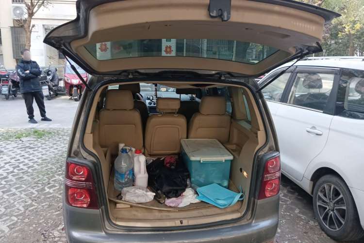 Used Volkswagen Touran 2008 2.0L Zhiya Edition Automatic 5 Seats Trunk