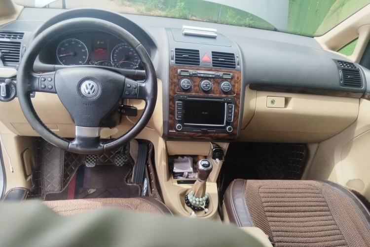 Used Volkswagen Touran 2008 1.8T ZhiZun Edition Manual 5-Seater Center Console
