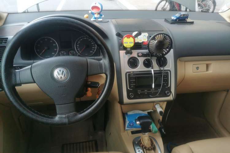 Used Volkswagen Touran 2008 2.0L Zhiya Edition Automatic 5 Seats Center Console