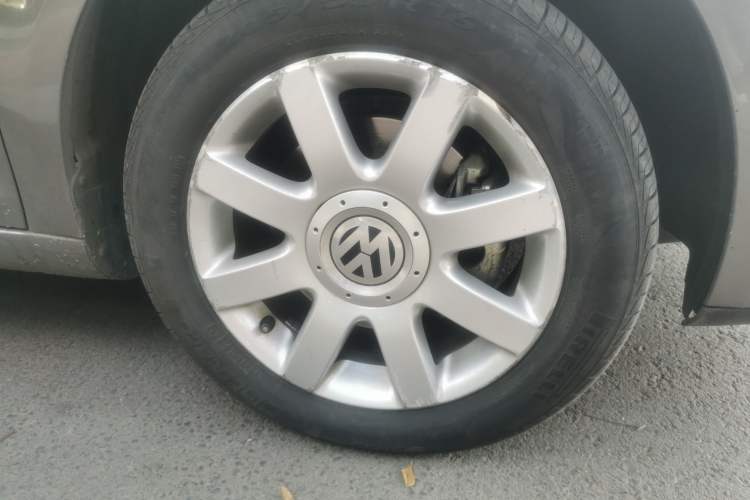 Used Volkswagen Touran 2008 2.0L Zhiya Edition Automatic 5 Seats Right Front Wheel Hub