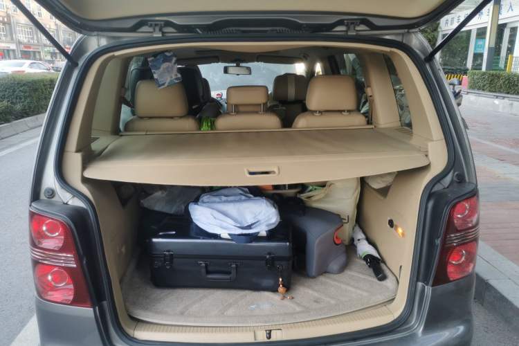 Used Volkswagen Touran 2008 2.0L Zhiya Edition Automatic 5 Seats Trunk