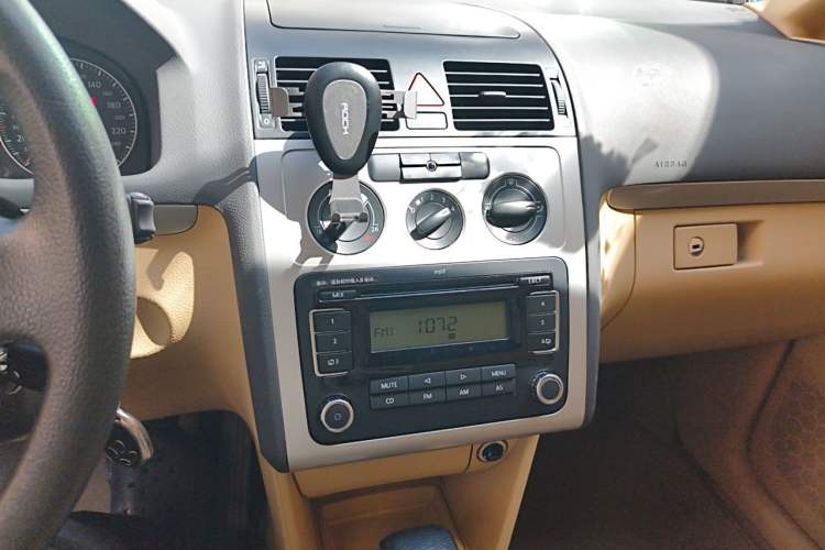 Used Volkswagen Touran 2008 2.0L Zhiya Edition Automatic 5 Seats Audio And AC Panel