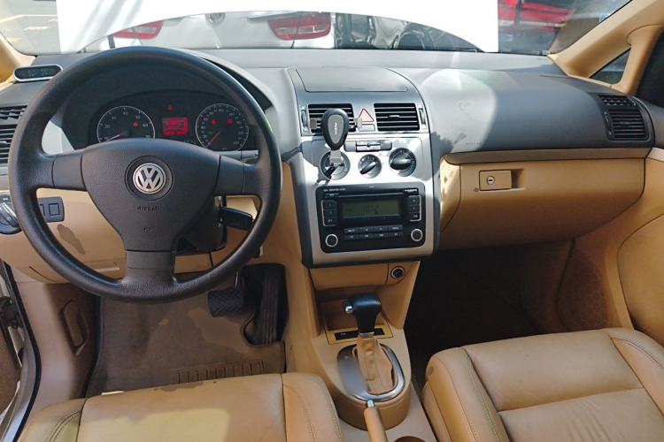 Used Volkswagen Touran 2008 2.0L Zhiya Edition Automatic 5 Seats Center Console