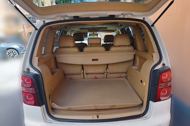 Used Volkswagen Touran 2008 2.0L Zhiya Edition Automatic 5 Seats Trunk