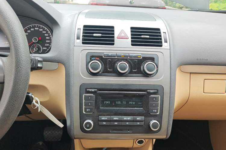 Used Volkswagen Touran 2011 1.4T DSG Zhiya Edition 5 Seats Audio And AC Panel