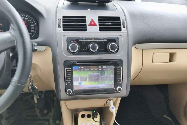 Used Volkswagen Touran 2011 1.4T Manual ZhiShang Edition 5-seater Audio And AC Panel