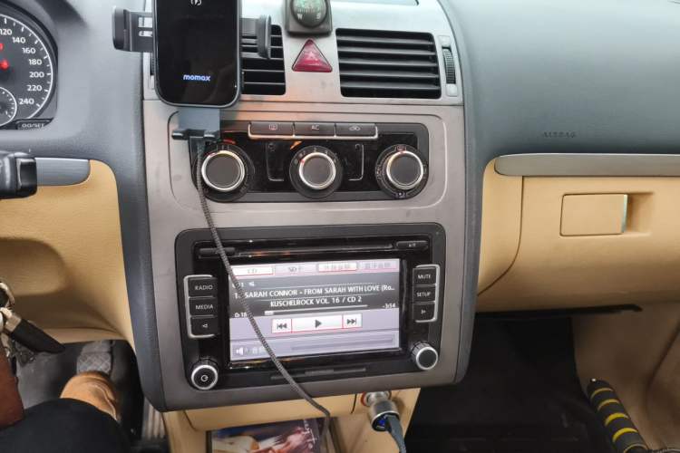 Used Volkswagen Touran 2011 1.4T Manual Zhiya Edition 5 Seats Audio And AC Panel