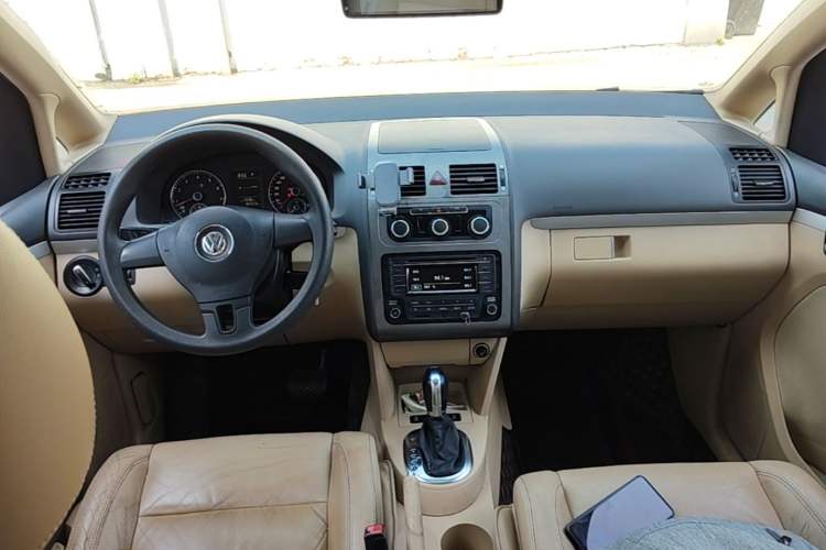 Used Volkswagen Touran 2011 1.4T DSG Zhiya Edition 5 Seats Center Console