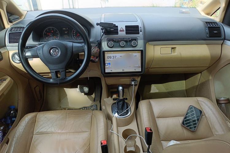 Used Volkswagen Touran 2011 1.4T DSG Zhiya Edition 5 Seats Center Console