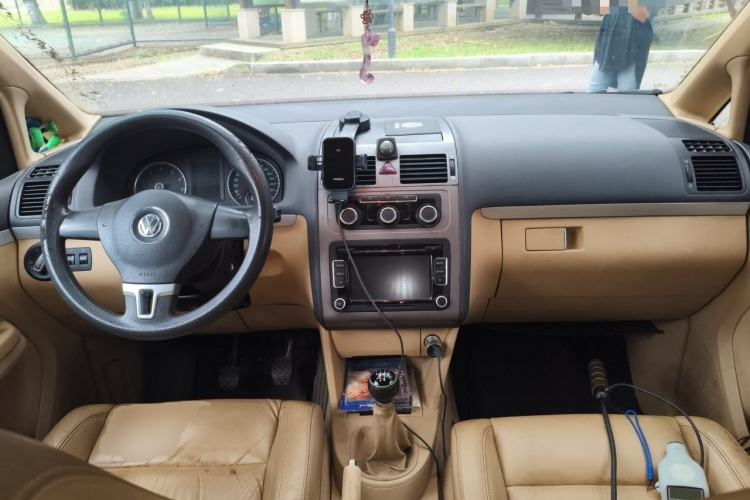Used Volkswagen Touran 2011 1.4T Manual Zhiya Edition 5 Seats Center Console