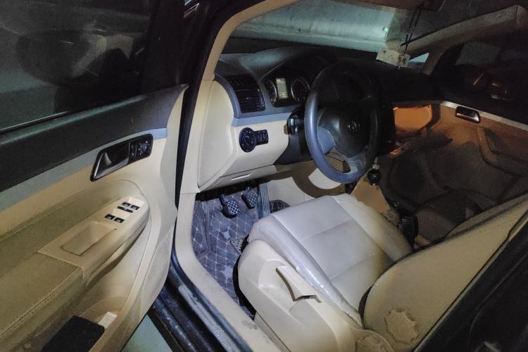 Used Volkswagen Touran 2011 1.4T Manual ZhiShang Edition 5-seater Driver Seat