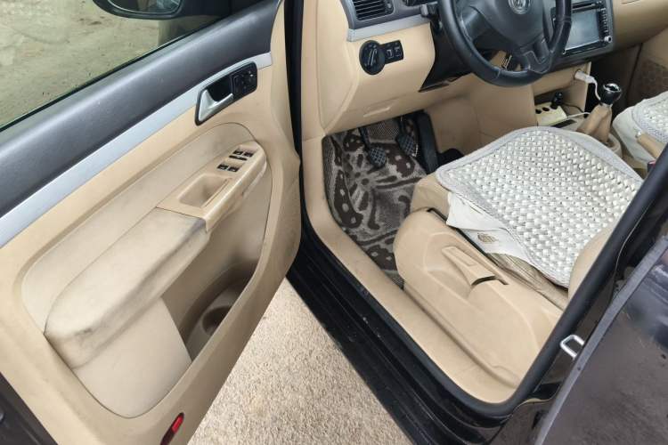 Used Volkswagen Touran 2011 1.4T Manual ZhiShang Edition 5-seater Driver Seat