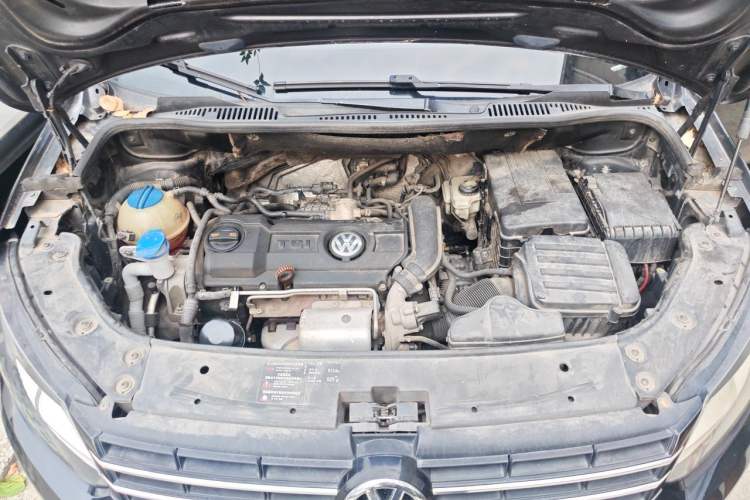 Used Volkswagen Touran 2011 1.4T DSG Zhiya Edition 5 Seats Engine Bay