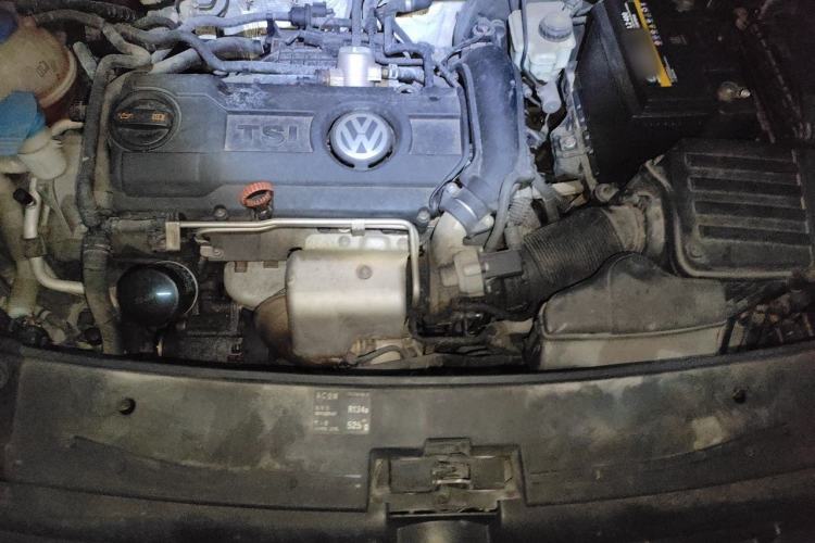 Used Volkswagen Touran 2011 1.4T Manual ZhiShang Edition 5-seater Engine Bay