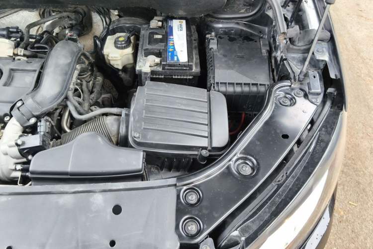 Used Volkswagen Touran 2011 1.4T Manual ZhiShang Edition 5-seater Engine Bay Left