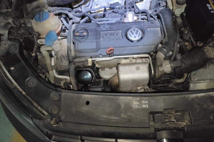 Used Volkswagen Touran 2011 1.4T Manual ZhiShang Edition 5-seater Engine Bay Right