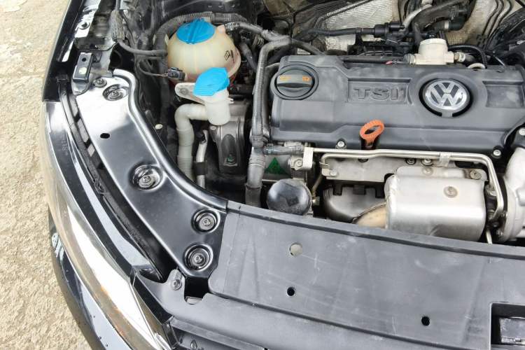 Used Volkswagen Touran 2011 1.4T Manual ZhiShang Edition 5-seater Engine Bay Right