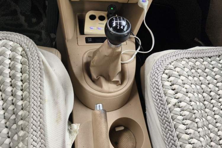 Used Volkswagen Touran 2011 1.4T Manual ZhiShang Edition 5-seater Gear Lever