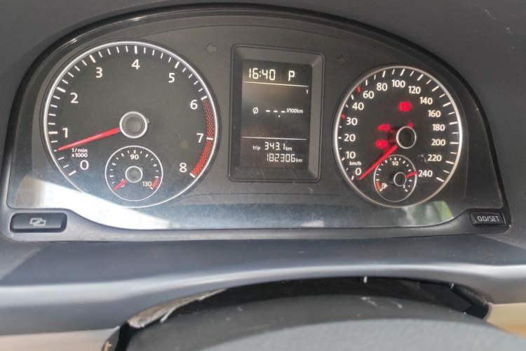 Used Volkswagen Touran 2011 1.4T DSG Zhiya Edition 5 Seats Odometer Close Up