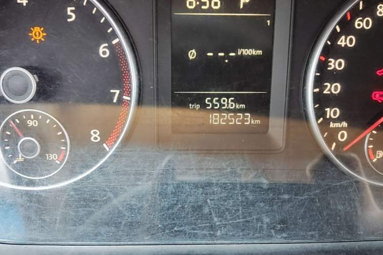 Used Volkswagen Touran 2011 1.4T DSG Zhiya Edition 5 Seats Odometer Close Up