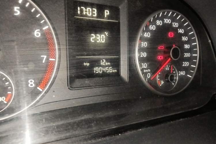Used Volkswagen Touran 2011 1.4T DSG Zhiya Edition 5 Seats Odometer Close Up