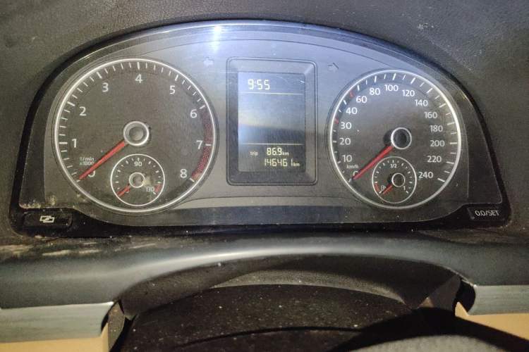 Used Volkswagen Touran 2011 1.4T Manual ZhiShang Edition 5-seater Odometer Close Up