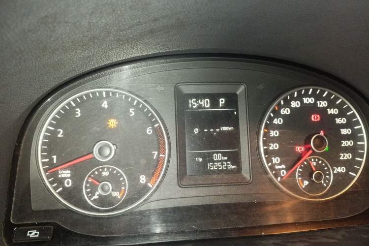 Used Volkswagen Touran 2011 1.4T DSG Zhiya Edition 5 Seats Odometer Close Up